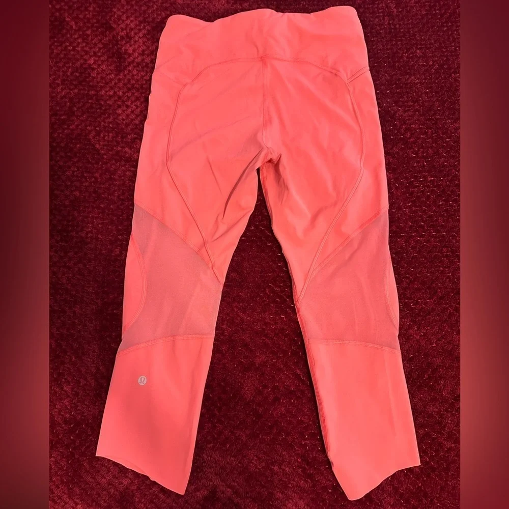 EUC Lululemon on pace 21’ cropped glossy pink leggings.Size 8